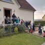 Un habitant bienveillant distribuant des bonbons